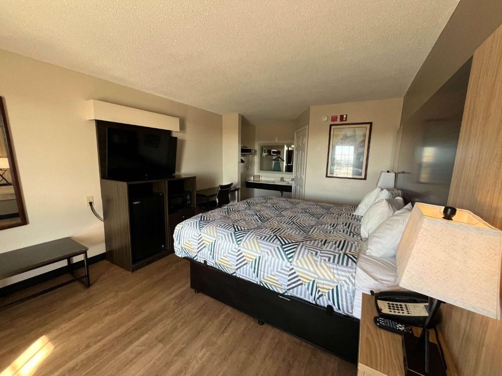 King Room - Non-Smoking interior